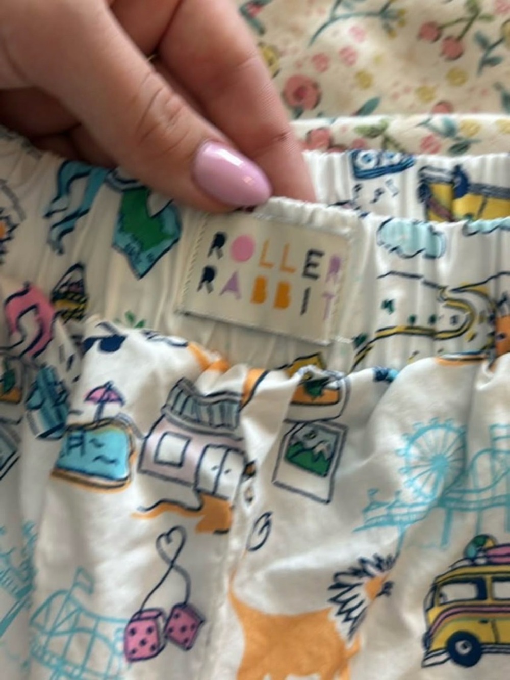 Roller Rabbit White Skirt with Multicolor Vacation Motif